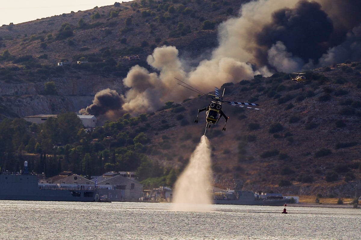 Φωτιά στη Βοιωτία: Βελτιωμένη εικόνα, επιχειρούν 2 ελικόπτερα για την πλήρη κατάσβεση – Μαίνεται η πυρκαγιά στη Σαλαμίνα