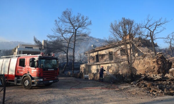 Φωτιά στη Σαλαμίνα: Ολονύχτια μάχη με τις αναζωπυρώσεις, σοβαρά 3 από τους τραυματίες, πολλά καμένα σπίτια