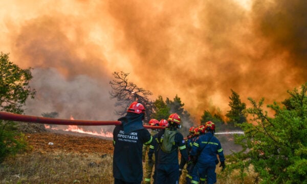 Φωτιές: 33 συλλήψεις μέσα σε πέντε ημέρες – Η Πυροσβεστική «χαρτογραφεί» τα αίτια των μεγάλων πυρκαγιών