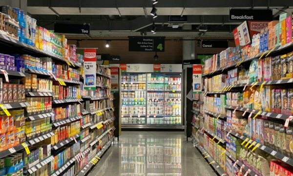 Δύο μέτωπα στην οικονομία: Τι εξετάζεται για φόρους και νέα κύματα ακρίβειας