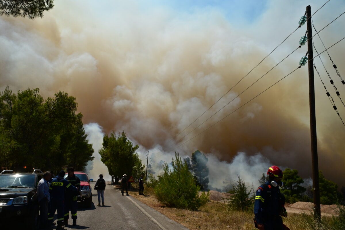 Το πολωμένο μελτέμι που τροφοδότησε τις φωτιές σε Αττική και Βοιωτία: «Από τα ισχυρότερα επεισόδια των τελευταίων 50 χρόνων»