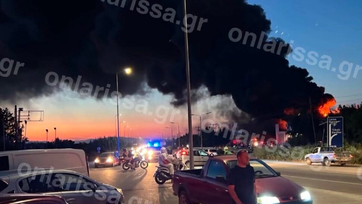 Μεγάλη φωτιά σε εργοστάσιο πλαστικών στη Λάρισα – Ήχησε το 112 λόγω μαύρων καπνών 1 Μεγάλη φωτιά σε εργοστάσιο πλαστικών στη Λάρισα – Ήχησε το 112 λόγω μαύρων καπνών
