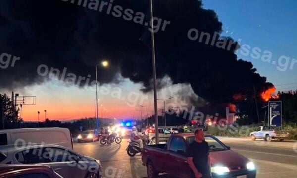 Μεγάλη φωτιά σε εργοστάσιο πλαστικών στη Λάρισα – Ήχησε το 112 λόγω μαύρων καπνών