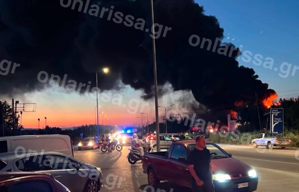 Μεγάλη φωτιά σε εργοστάσιο πλαστικών στη Λάρισα – Ήχησε το 112 λόγω μαύρων καπνών