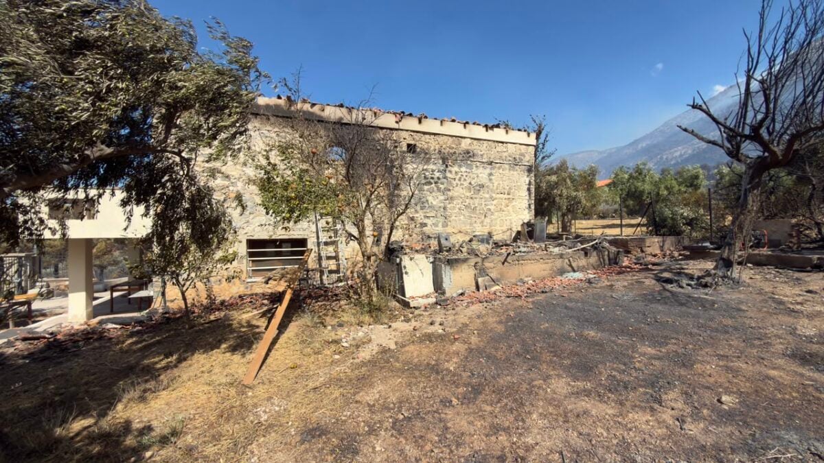 Φωτιά στο Πόρτο Γερμενό: Εικόνες καταστροφής στο πύρινο μέτωπο – Στις φλόγες σπίτια, αυτοκίνητα και δάση