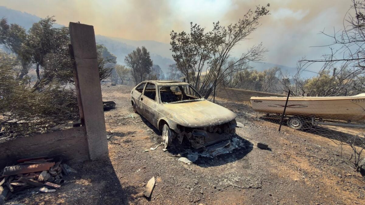 Φωτιά στο Πόρτο Γερμενό: Εικόνες καταστροφής στο πύρινο μέτωπο – Στις φλόγες σπίτια, αυτοκίνητα και δάση
