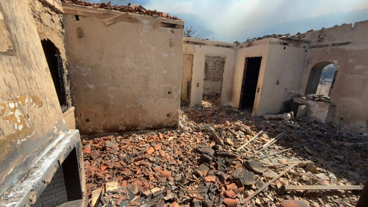 Φωτιά στο Πόρτο Γερμενό: Εικόνες καταστροφής στο πύρινο μέτωπο – Στις φλόγες σπίτια, αυτοκίνητα και δάση