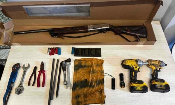 Θεσσαλονίκη: Πυροβόλησαν περιπολικό και προκάλεσαν τροχαίο – Κινηματογραφική καταδίωξη μετά από κλοπές μετασχηματιστών