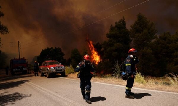 Φωτιά σε Βοιωτία και Αττική: Μάχη με τις διάσπαρτες εστίες – Αντιπυρικές για να σωθούν οικισμοί και σπίτια, live όλες οι εξελίξεις