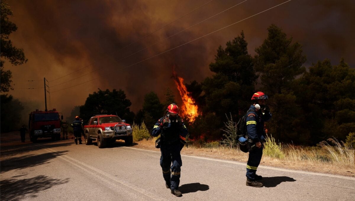Φωτιά σε Βοιωτία και Αττική: Μάχη με τις διάσπαρτες εστίες – Αντιπυρικές για να σωθούν οικισμοί και σπίτια, live όλες οι εξελίξεις