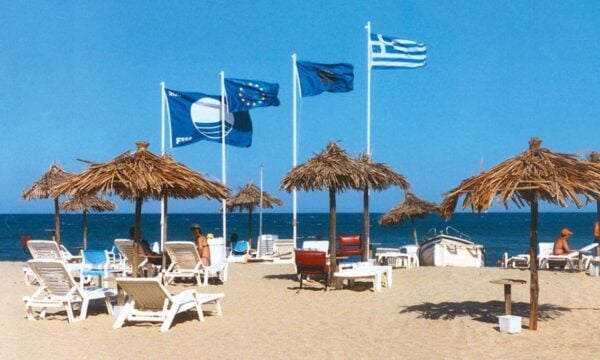 Γαλάζιες Σημαίες 2026: Αυτές είναι οι 17 καλύτερες ακτές στην Αττική