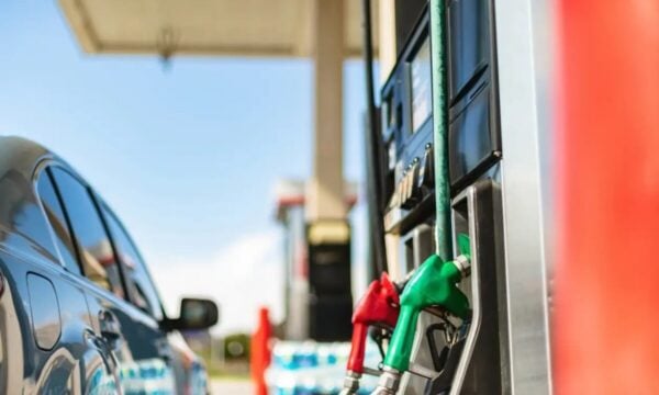 Η βενζίνη πάνω από 2 ευρώ η αμόλυβδη, στο τραπέζι νέα παράταση της επιδότησης