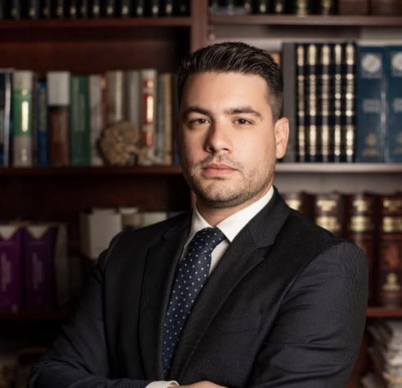 Βίλια: Καταγγελία για παράνομο εκτροφείο αποκάλυψε σπίτι-οπλοστάσιο με καλάσνικοφ, σπαθιά και μαχαίρια – Κουτάβια βρέθηκαν σε λάκκο 7 Ο δικηγόρος Γεώργιος Κριεμάδης