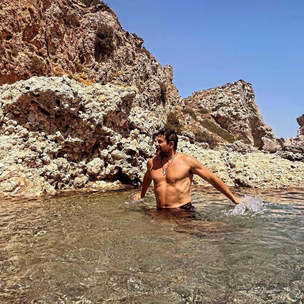 Γεωργούλης: Παιχνιδιάρικες φωτογραφίες από την παραλία με μαγιό στα 51 του ο Αλέξης 12 Αλέξης Γεωργούλης
