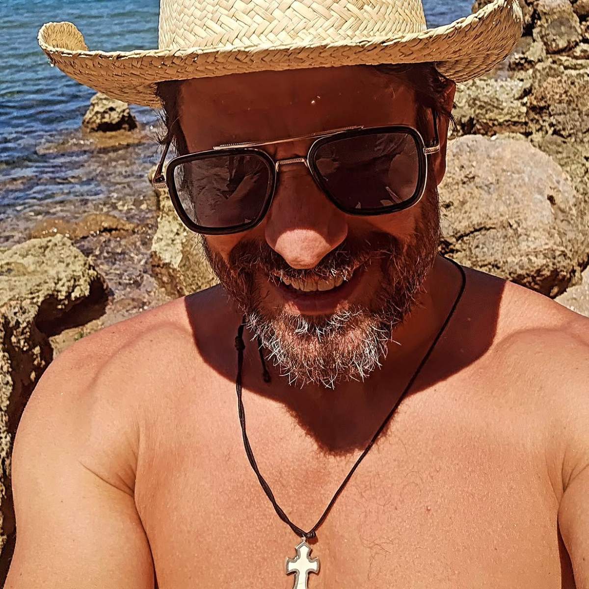 Γεωργούλης: Παιχνιδιάρικες φωτογραφίες από την παραλία με μαγιό στα 51 του ο Αλέξης 10 Αλέξης Γεωργούλης
