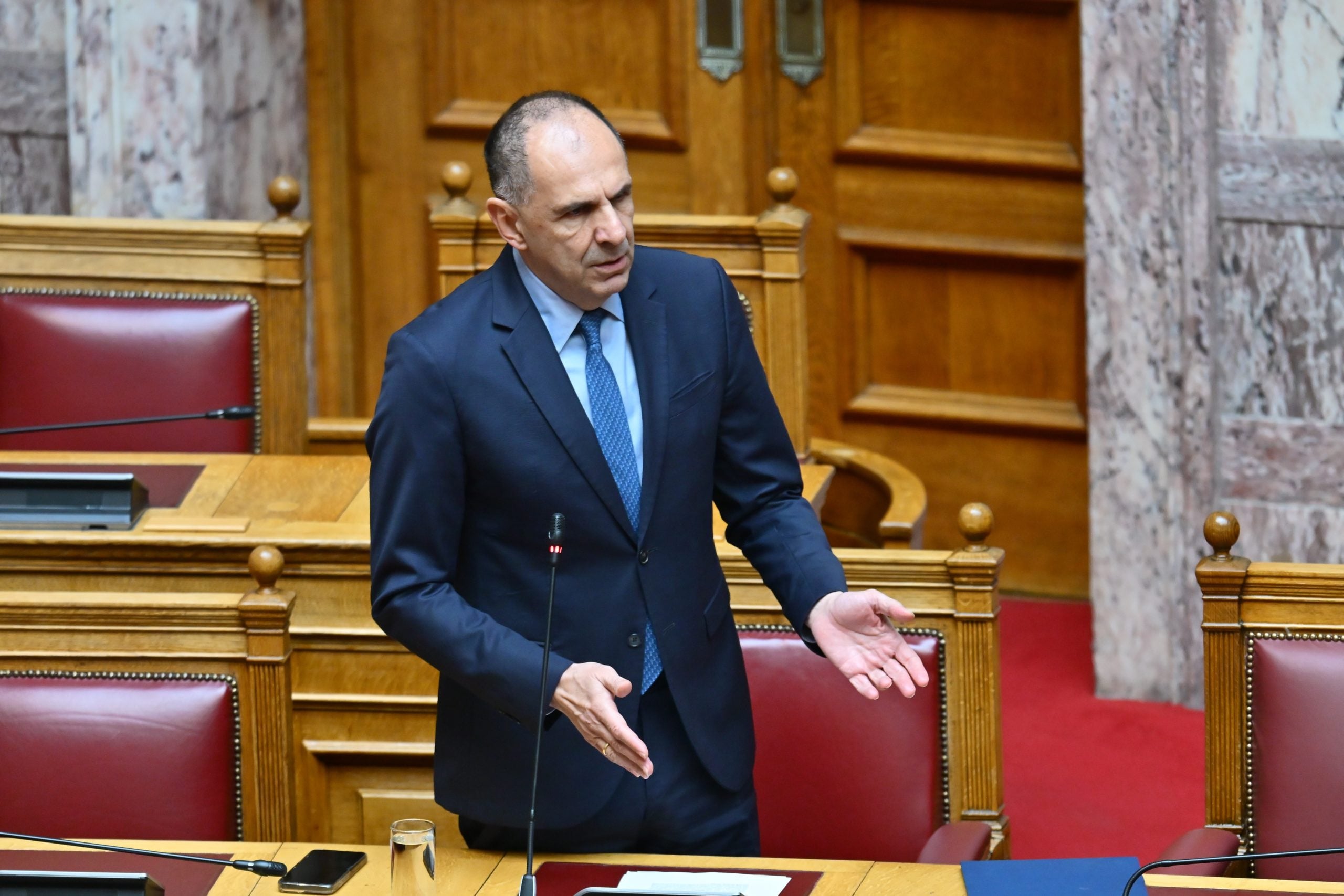 Βουλή: Αντιπαράθεση Γεραπετρίτη – Καζαμία για τα ελληνοτουρκικά, τα θαλάσσια πάρκα και τις διεθνείς συμμαχίες