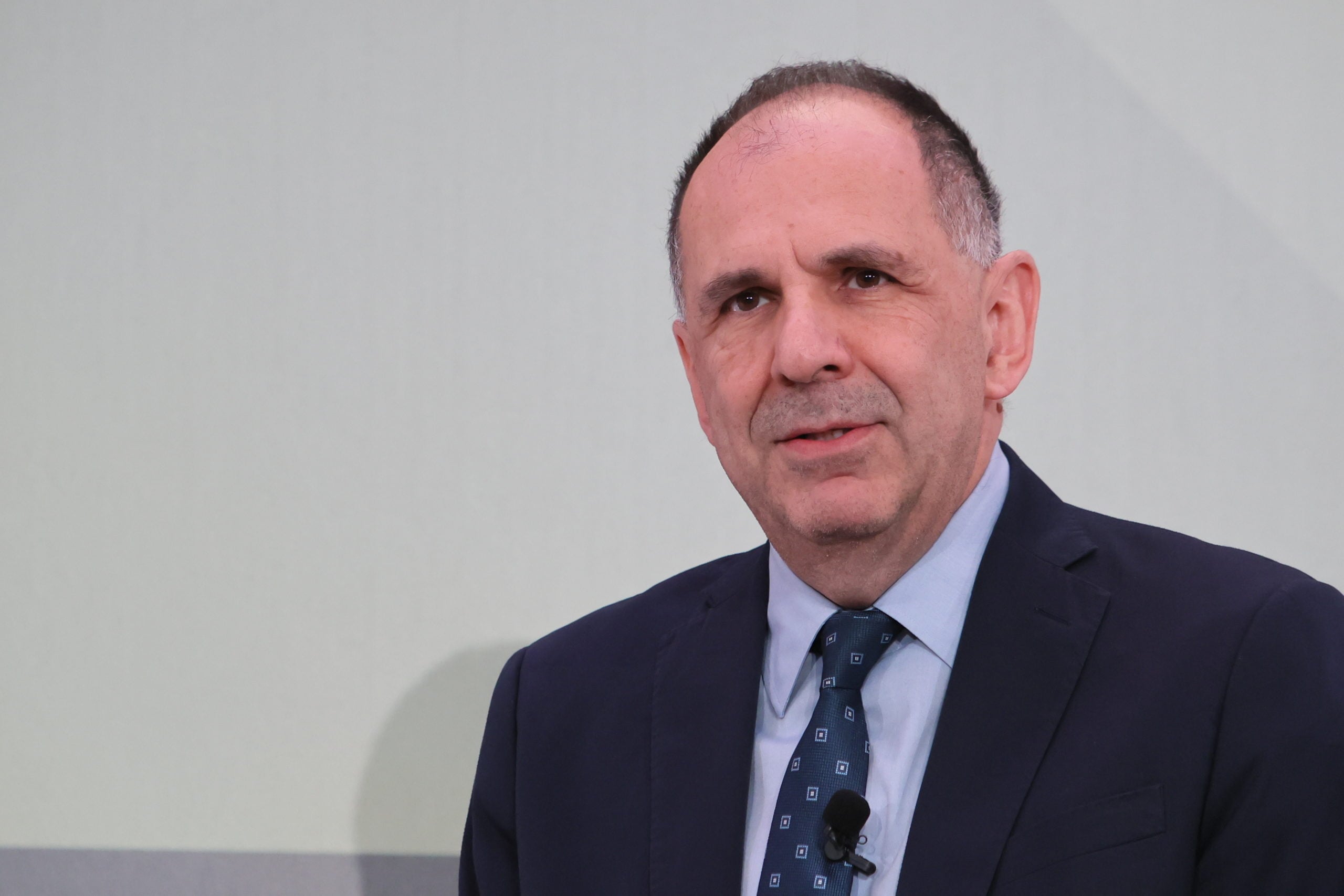 Γιώργος Γεραπετρίτης: Διαψεύδει δημοσίευμα – προϊόν τεχνητής νοημοσύνης η φωτογραφία του δήθεν δείπνου