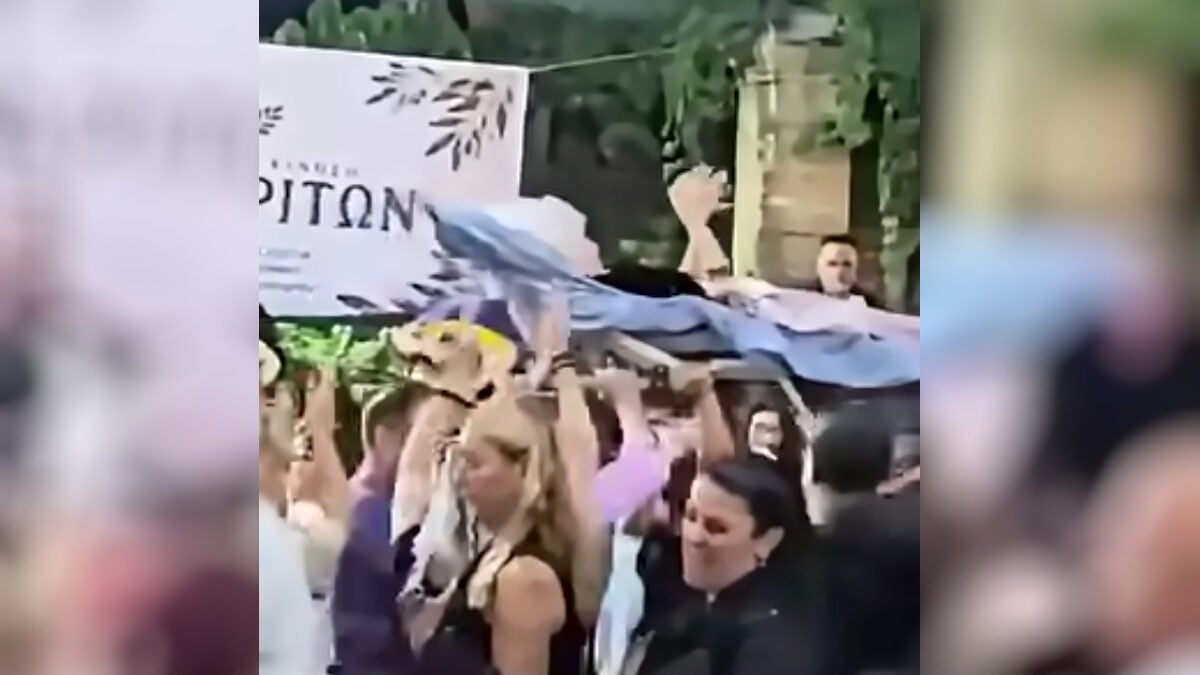 Πανηγύρι στον Μυλοπόταμο: Σήκωσαν στα χέρια γιαγιά σε ξαπλώστρα και τη χόρεψαν 1 Πανηγύρι στον Μυλοπόταμο: Σήκωσαν στα χέρια γιαγιά σε ξαπλώστρα και τη χόρεψαν