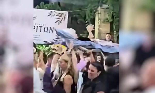 Πανηγύρι στον Μυλοπόταμο: Σήκωσαν στα χέρια γιαγιά σε ξαπλώστρα και τη χόρεψαν