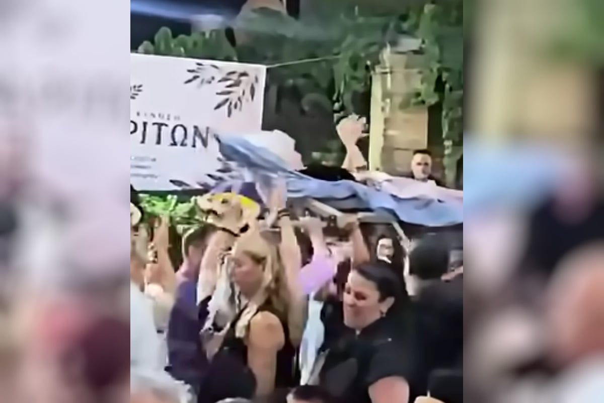 Πανηγύρι στον Μυλοπόταμο: Σήκωσαν στα χέρια γιαγιά σε ξαπλώστρα και τη χόρεψαν