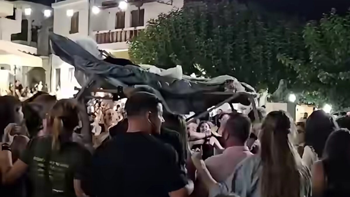 Μυλοπόταμος: Η 90χρονη γιαγιά που έγινε viral διασκεδάζοντας στο πανηγύρι από την ξαπλώστρα 1 Μυλοπόταμος: Η 90χρονη γιαγιά που έγινε viral διασκεδάζοντας στο πανηγύρι από την ξαπλώστρα
