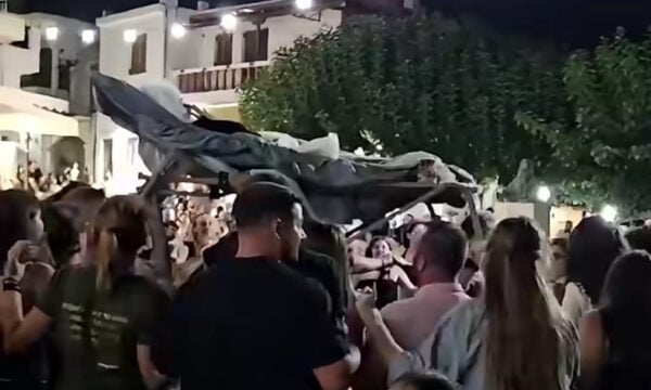 Μυλοπόταμος: Η 90χρονη γιαγιά που έγινε viral διασκεδάζοντας στο πανηγύρι από την ξαπλώστρα