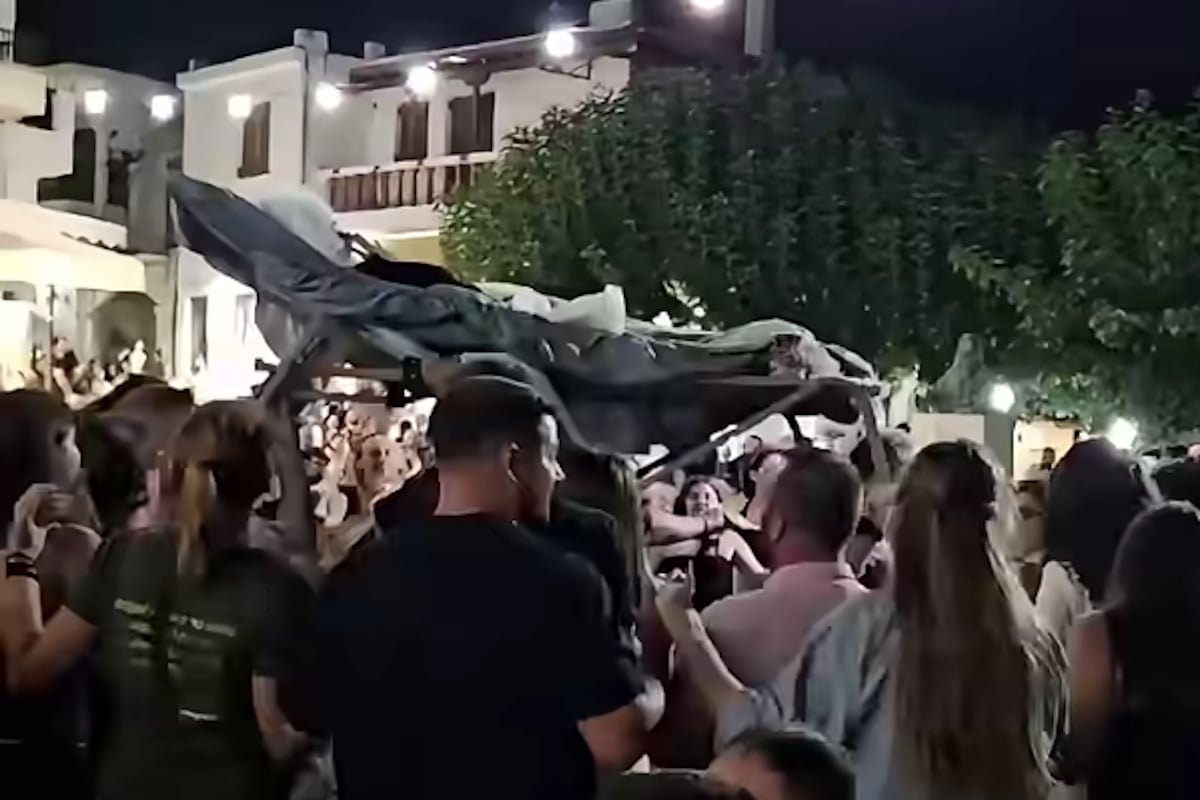 Μυλοπόταμος: Η 90χρονη γιαγιά που έγινε viral διασκεδάζοντας στο πανηγύρι από την ξαπλώστρα