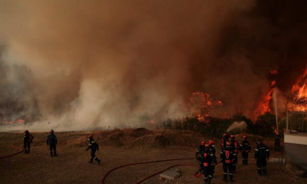 Φωτιά στη Δυτική Αττική: Δύσκολη νύχτα στα πύρινα μέτωπα – Στοίχημα των πυροσβεστών τα «καντηλάκια»