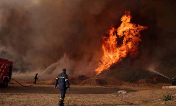 Φωτιές στην Αττική: Πυροσβέστης τραυματίστηκε στο πόδι, «Η μάχη είναι ακόμα ενεργή»