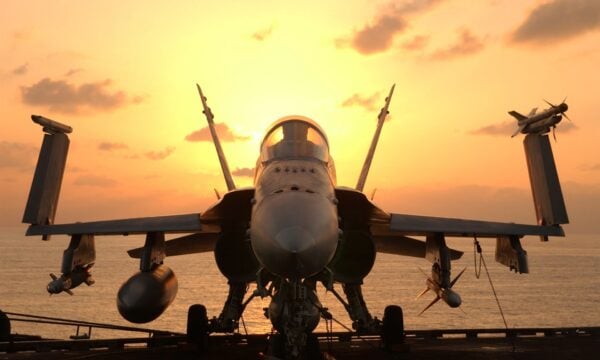 Εκτινάχθηκε από F-18 που συνετρίβη και μετά περπατούσε με το κινητό στο χέρι (Vid)