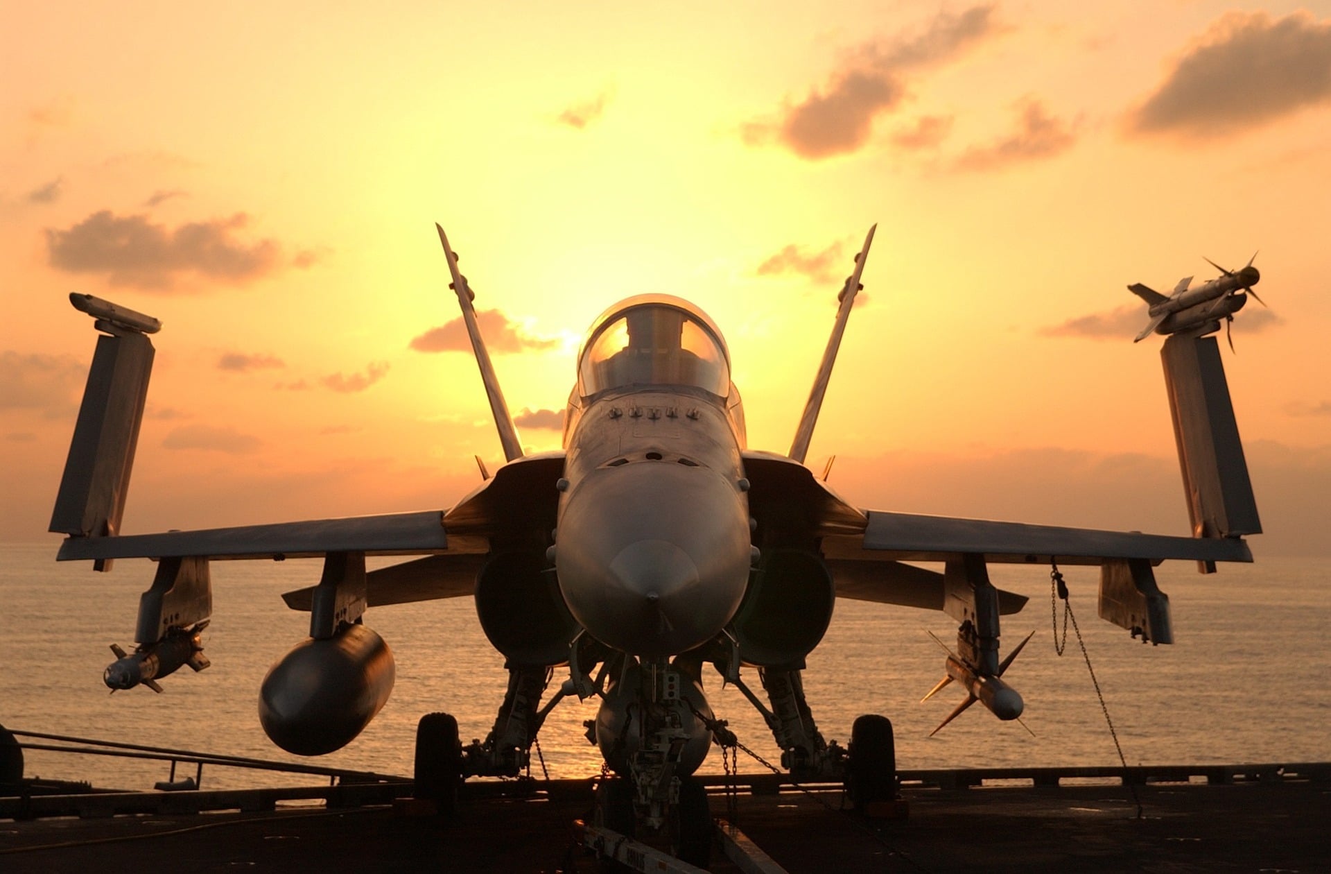 Εκτινάχθηκε από F-18 που συνετρίβη και μετά περπατούσε με το κινητό στο χέρι (Vid)