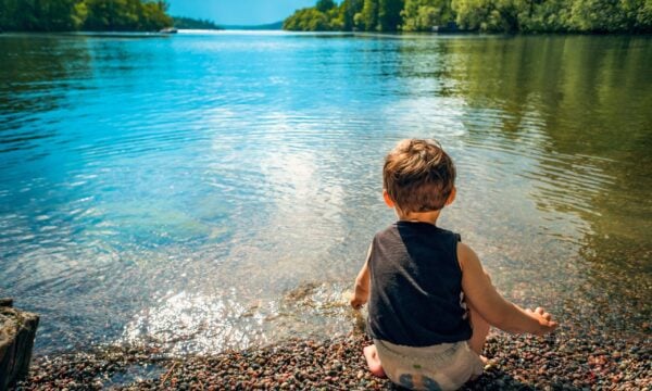 Ζούσε μέσα σε λίμνη σχεδόν 5 χρόνια επειδή το σώμα του «καιγόταν» (Vid-ΦΩΤΟ)