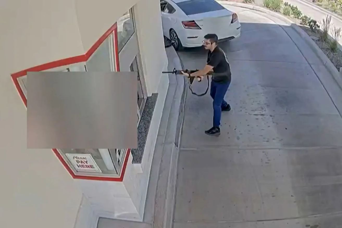 Μακελειό στο Άινταχο: Βίντεο ντοκουμέντο καταγράφει καρέ-καρέ την πολύνεκρη επίθεση του 24χρονου 7 Μακελειό στο Άινταχο: Βίντεο ντοκουμέντο καταγράφει καρέ-καρέ την πολύνεκρη επίθεση του 24χρονου