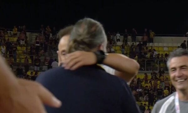 Μάριος Ηλιόπουλος: Μπήκε στο γήπεδο μετά το τέλος του ΟΦΗ – ΑΕΚ και συνεχάρη τον Χρήστο Κόντη