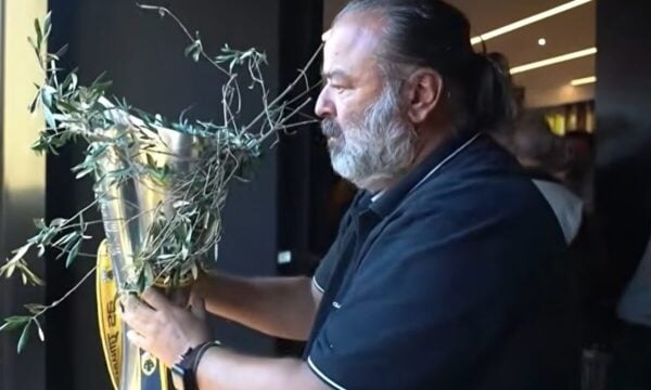 ΑΕΚ: Το τρόπαιο του πρωταθλητή επέστρεψε στην Allwyn Arena με τον Μάριο Ηλιόπουλο παρόντα