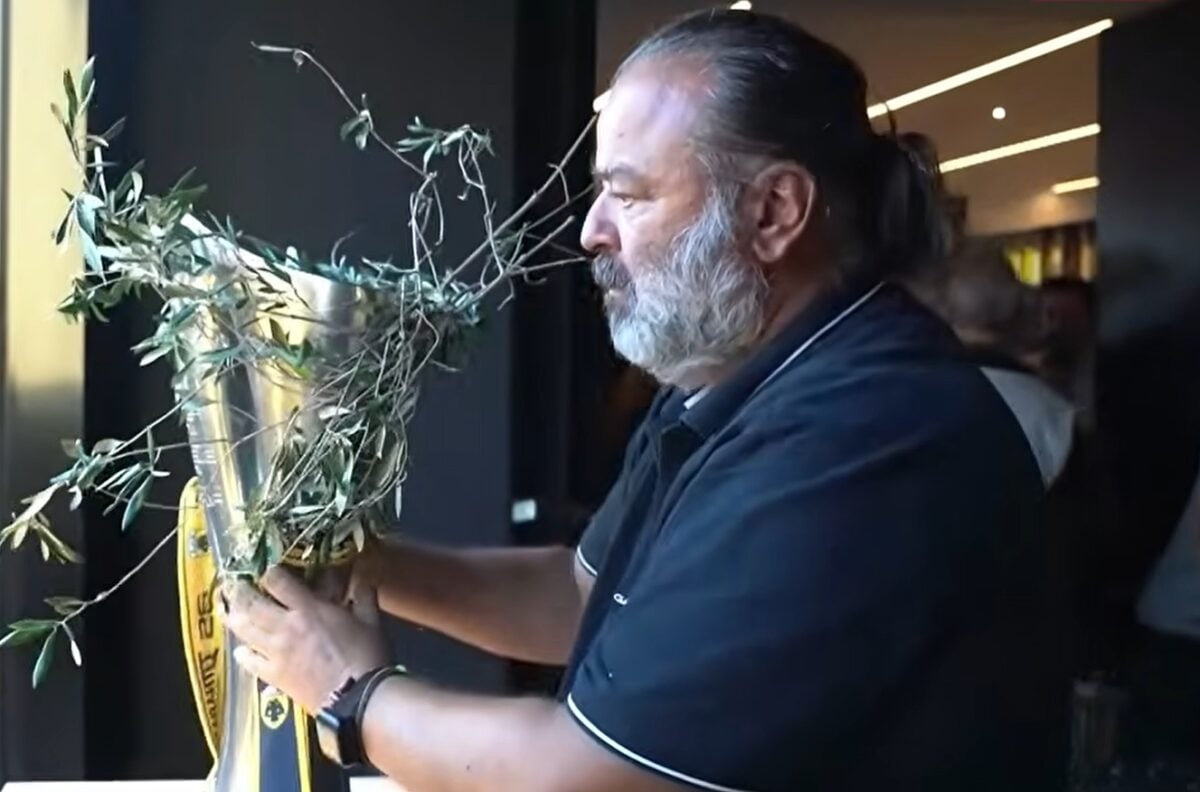ΑΕΚ: Το τρόπαιο του πρωταθλητή επέστρεψε στην Allwyn Arena με τον Μάριο Ηλιόπουλο παρόντα