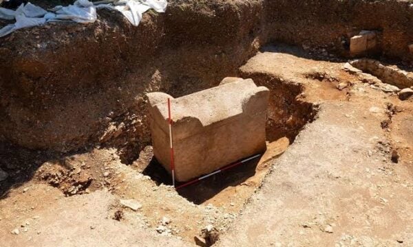Σαρκοφάγος 5 τόνων στην Κροατία αποκαλύπτει μια ταφή 1.500 ετών