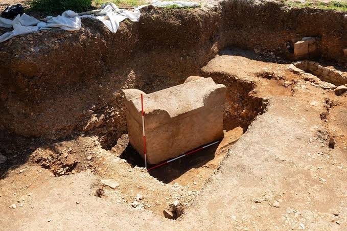 Σαρκοφάγος 5 τόνων στην Κροατία αποκαλύπτει ταφή 1.500 ετών