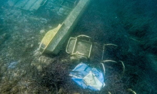 Κέρκυρα: Τεράστια θαλάσσια ρύπανση στην παραλία Ημερολιά – Γεμάτος ξαπλώστρες και ομπρέλες ο βυθός