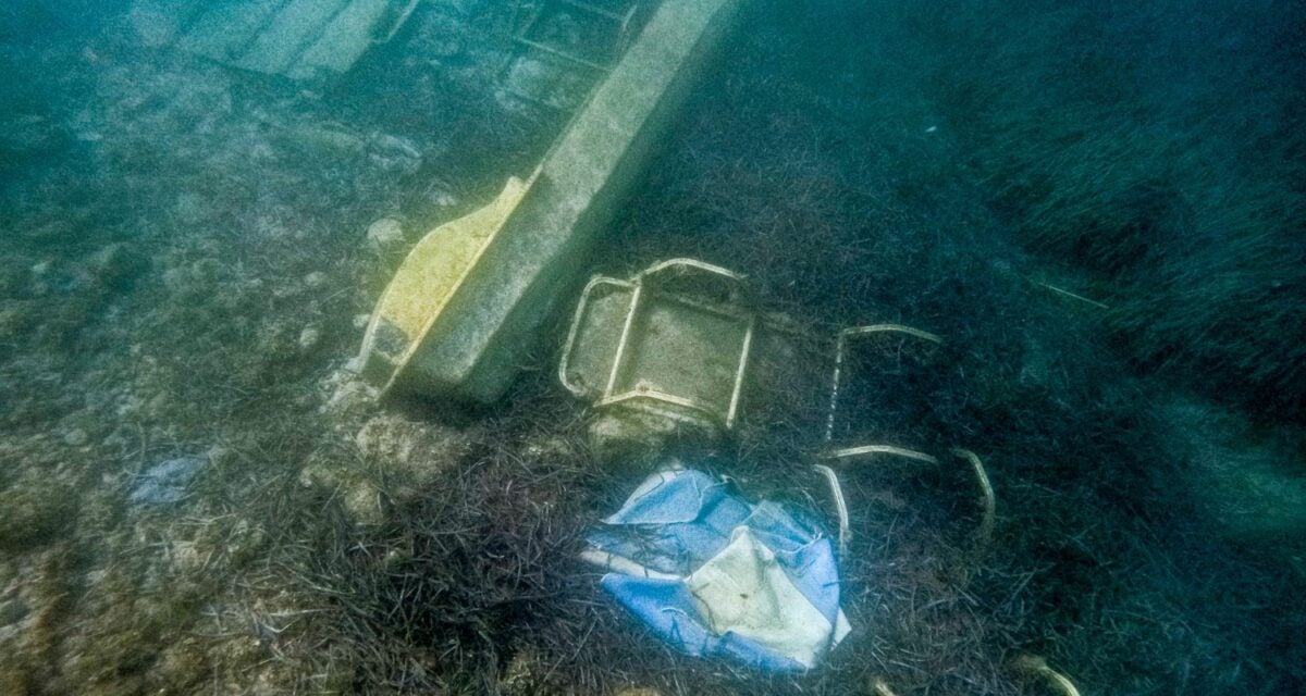 Κέρκυρα: Τεράστια θαλάσσια ρύπανση στην παραλία Ημερολιά – Γεμάτος ξαπλώστρες και ομπρέλες ο βυθός 5 Κέρκυρα: Τεράστια θαλάσσια ρύπανση στην παραλία Ημερολιά – Γεμάτος ξαπλώστρες και ομπρέλες ο βυθός