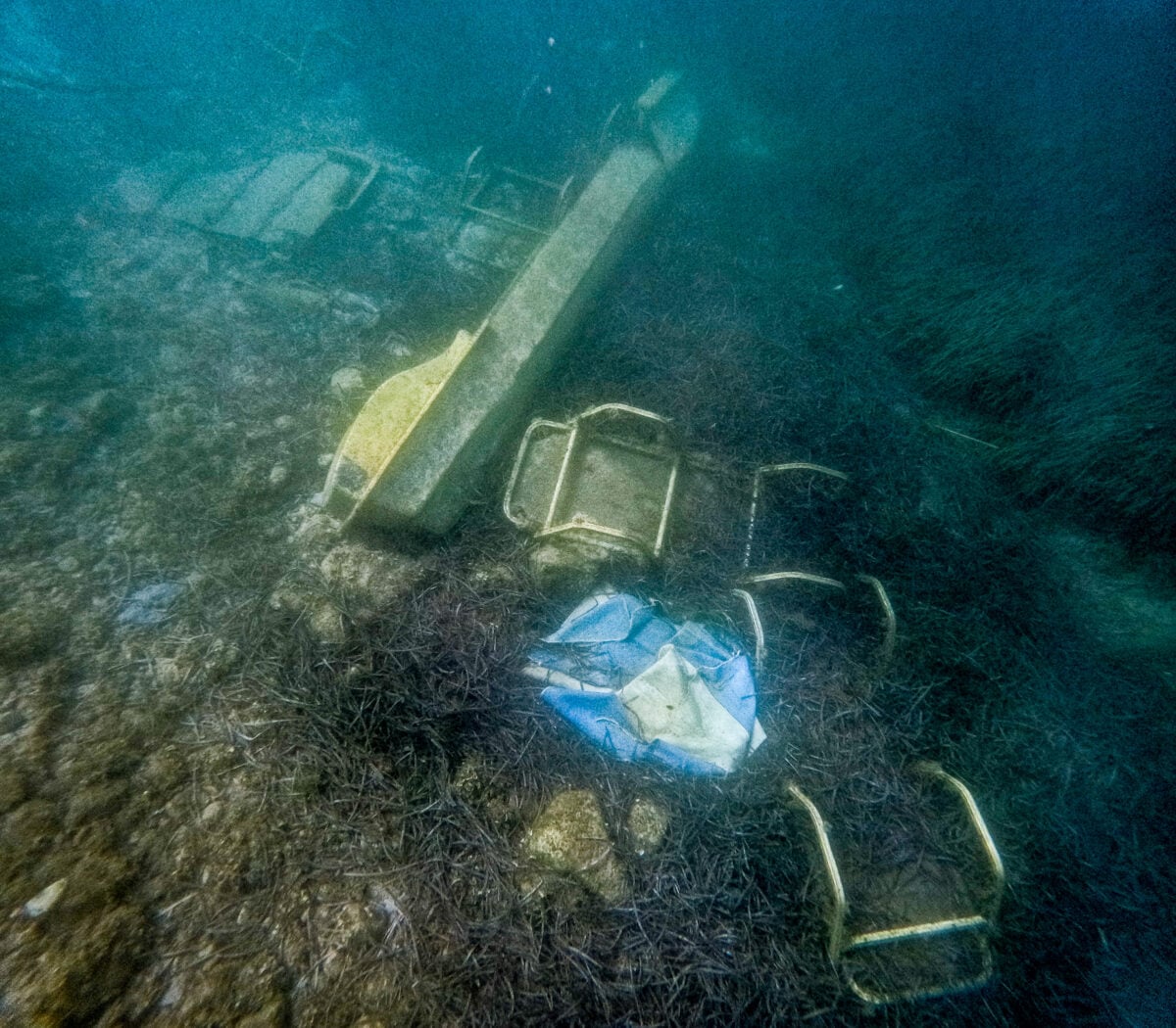 Κέρκυρα: Τεράστια θαλάσσια ρύπανση στην παραλία Ημερολιά – Γεμάτος ξαπλώστρες και ομπρέλες ο βυθός 10 Κέρκυρα: Τεράστια θαλάσσια ρύπανση στην παραλία Ημερολιά – Γεμάτος ξαπλώστρες και ομπρέλες ο βυθός