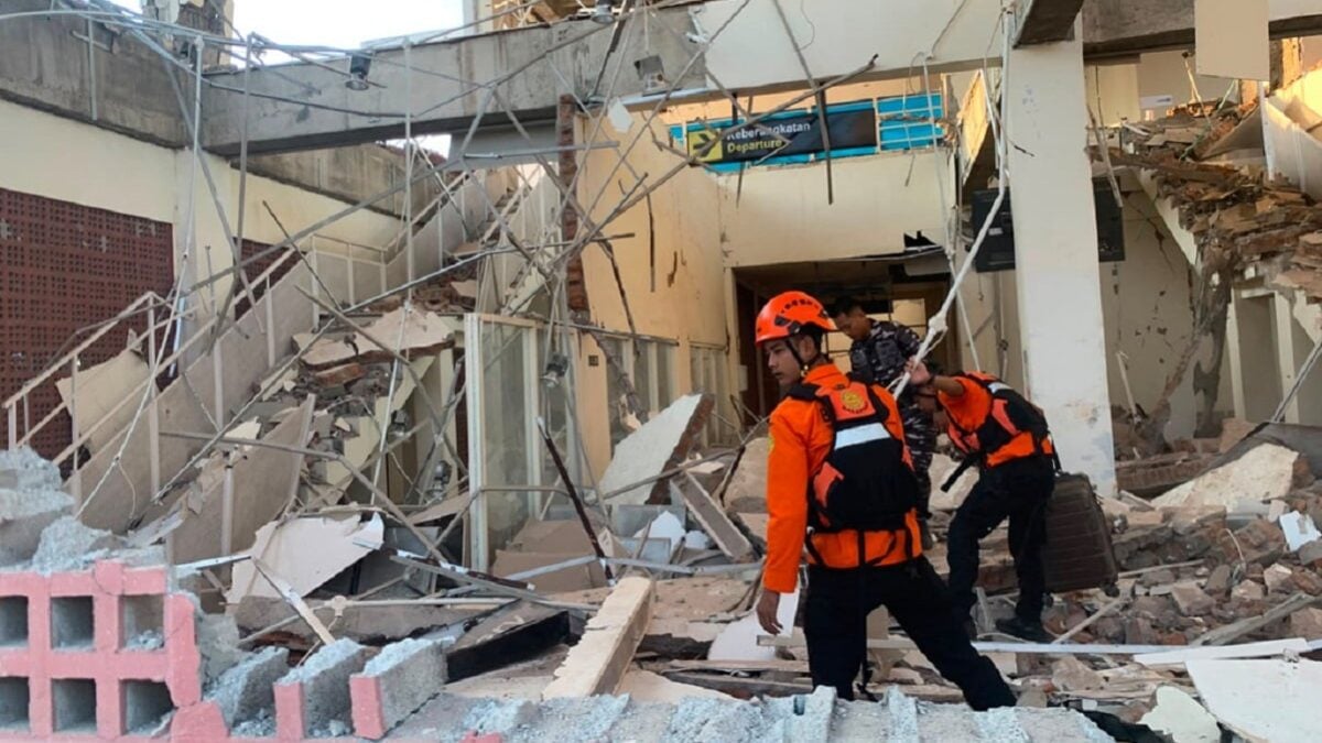 Σεισμός 7,7 Ρίχτερ στην Ινδονησία: Τουλάχιστον 47 νεκροί, χιλιάδες άνθρωποι στους δρόμους – «Ήταν σαν να ήμασταν πάνω σε τραμπολίνο.» 1 Σεισμός 7,7 Ρίχτερ στην Ινδονησία: Τουλάχιστον 47 νεκροί, χιλιάδες άνθρωποι στους δρόμους – «Ήταν σαν να ήμασταν πάνω σε τραμπολίνο.»