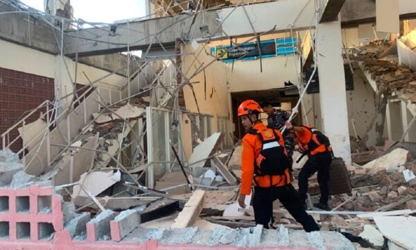 Σεισμός 7,7 Ρίχτερ στην Ινδονησία: Τουλάχιστον 47 νεκροί, χιλιάδες άνθρωποι στους δρόμους – «Ήταν σαν να ήμασταν πάνω σε τραμπολίνο.»