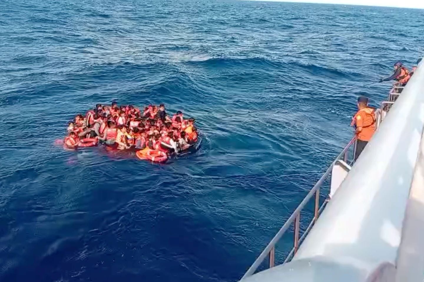 Ινδονησία: Ένας νεκρός από φωτιά σε φέριμποτ ανάμεσα σε Μπαλί και Λόμποκ – 172 επιβαίνοντες πάλευαν στα κύματα