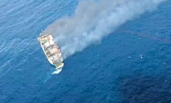 Ινδονησία: Ένας νεκρός από φωτιά σε φέριμποτ ανάμεσα σε Μπαλί και Λόμποκ – 172 επιβαίνοντες πάλευαν στα κύματα