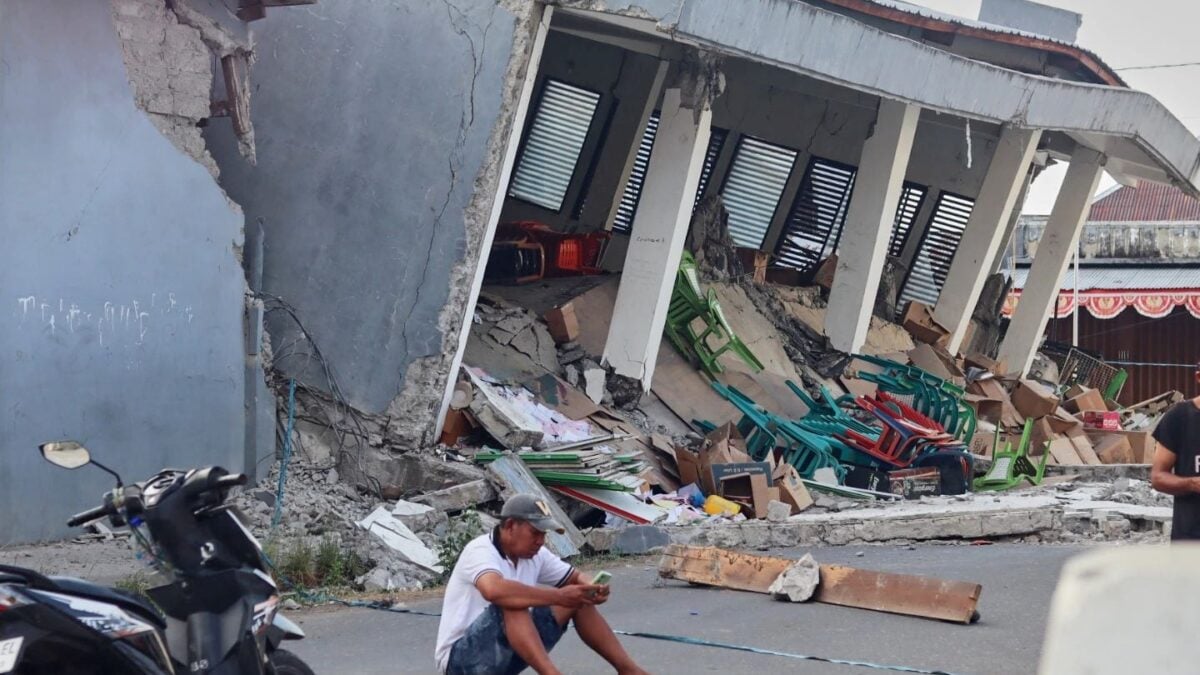 7,7 Ρίχτερ στην Ινδονησία: Μάχη με τον χρόνο στα συντρίμμια και χιλιάδες μετασεισμοί για τους εγκλωβισμένους εν μέσω εθνικής εορτής 1 7,7 Ρίχτερ στην Ινδονησία: Μάχη με τον χρόνο στα συντρίμμια και χιλιάδες μετασεισμοί για τους εγκλωβισμένους εν μέσω εθνικής εορτής