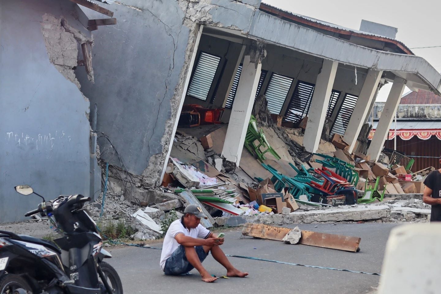 7,7 Ρίχτερ στην Ινδονησία: Μάχη με τον χρόνο στα συντρίμμια και χιλιάδες μετασεισμοί για τους εγκλωβισμένους εν μέσω εθνικής εορτής