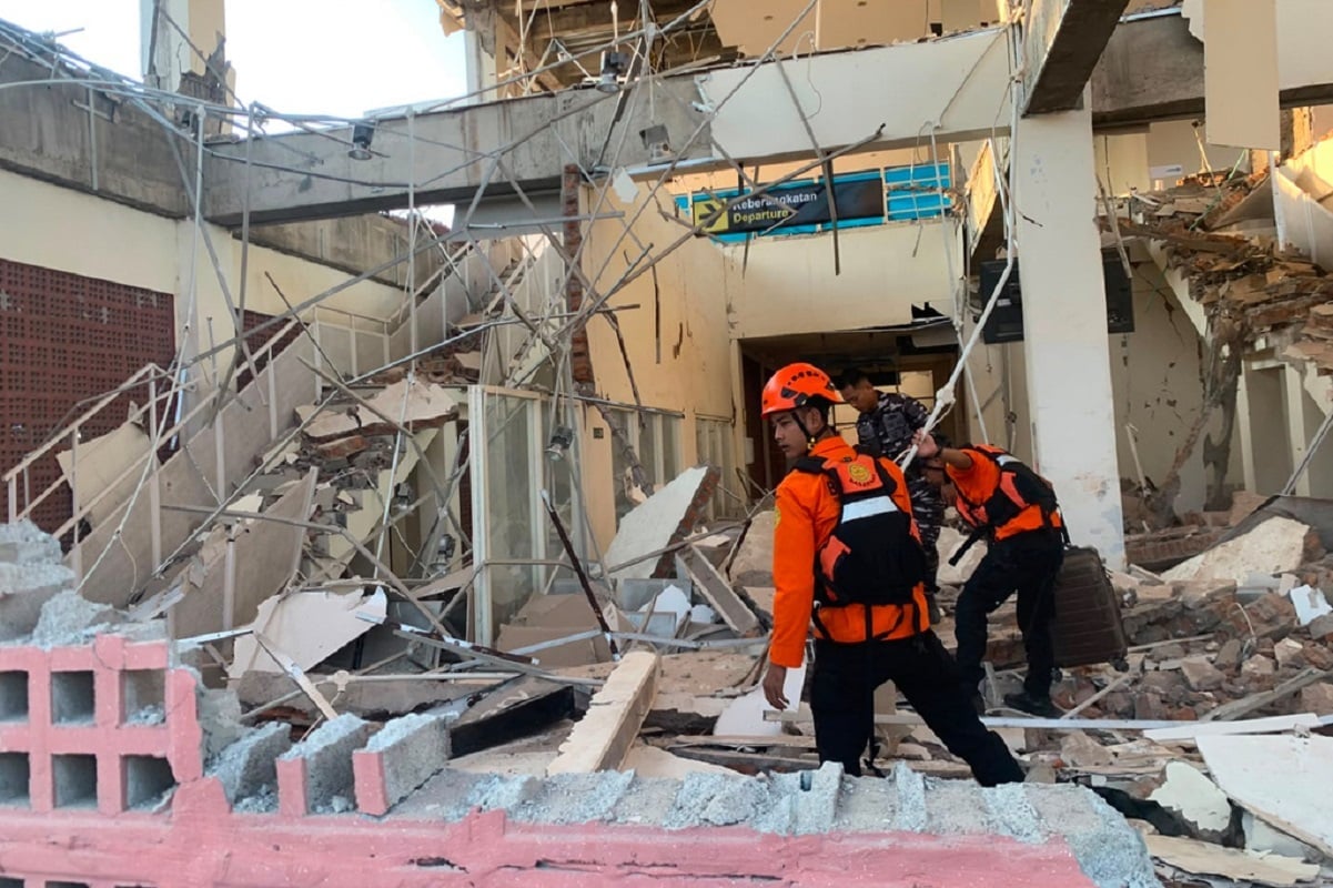 Σεισμός 7,7 Ρίχτερ στην Ινδονησία: Τουλάχιστον 47 νεκροί, χιλιάδες άνθρωποι στους δρόμους – «Ήταν σαν να ήμασταν πάνω σε τραμπολίνο.»