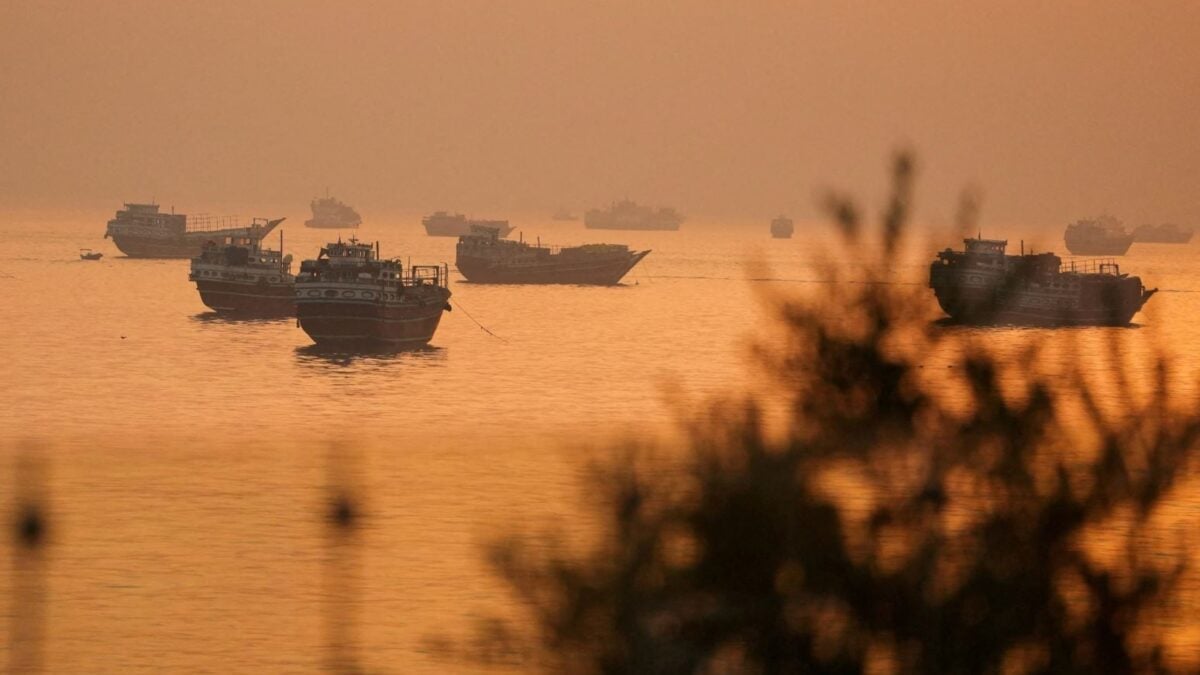 Νέα ένταση στον Περσικό Κόλπο: Πλοίο δέχθηκε επίθεση ανοικτά του Ομάν 1 Νέα ένταση στον Περσικό Κόλπο: Πλοίο δέχθηκε επίθεση ανοικτά του Ομάν