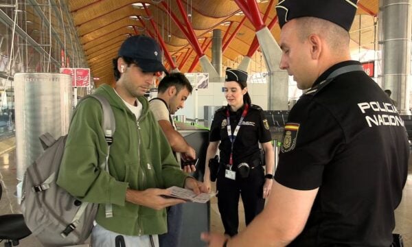 Ισπανία: Ξεκίνησαν οι έλεγχοι στα αεροδρόμια για υπηκόους Ιταλίας – Σε εφαρμογή η αναστολή της Συνθήκης Σένγκεν